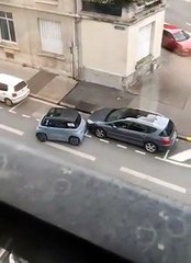 Il met 2 minutes pour garer sa mini voiture