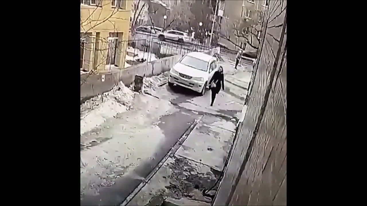 Cette piétonne va avoir beaucoup de chance