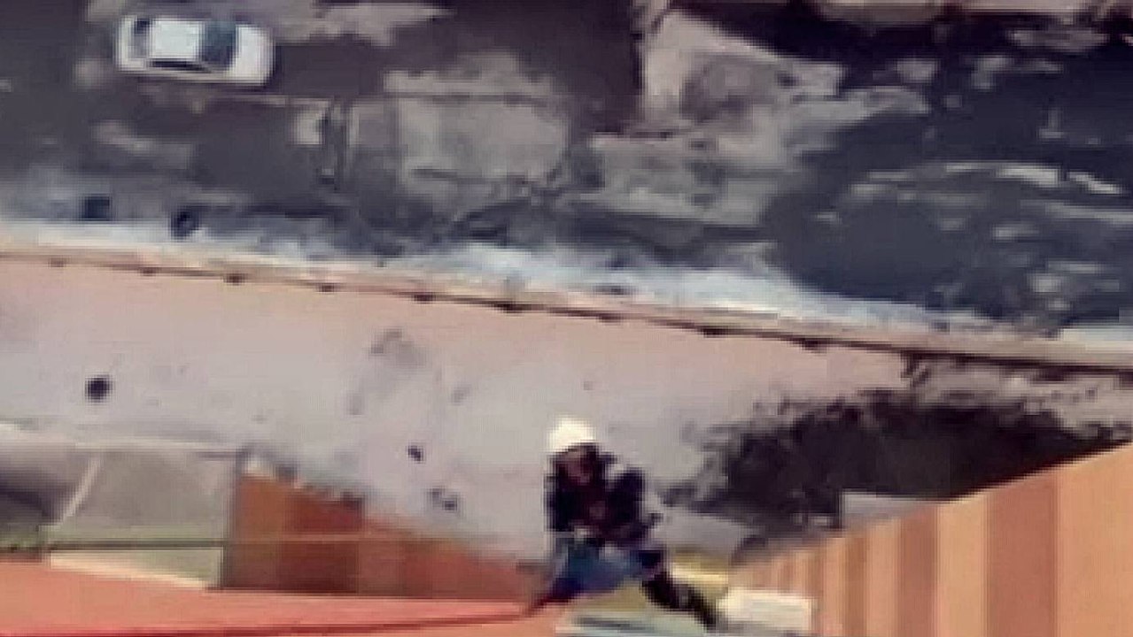 Rus polisi balkona asılan Ukrayna bayrağını indirmek için seferber oldu