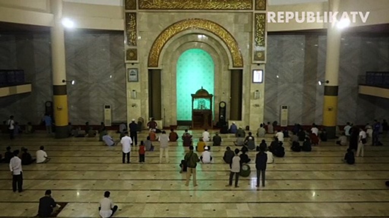 Terapkan Prokes, Masjid Raya Bandung Gelar Sholat Tarawih