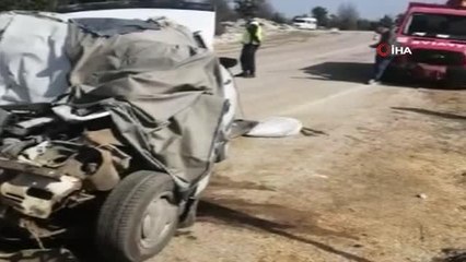 Скачать видео: Son dakika: Kamyonla çarpışan otomobil hurdaya döndü: 1 ölü