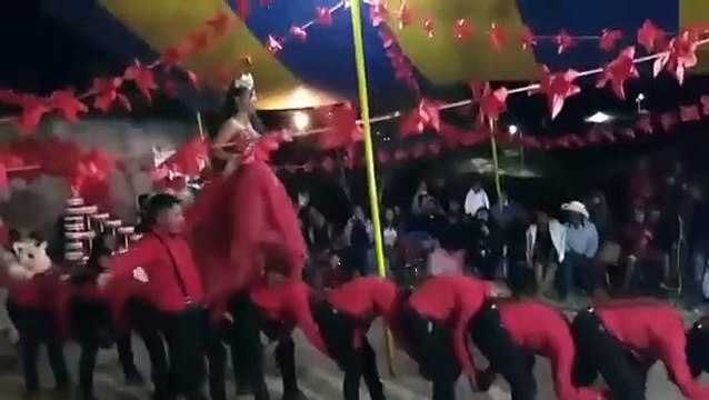 Quinceañera camina sobre bailarines y se hace viral “eran chambelanes, no tapetes”