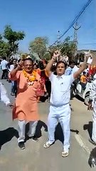 शोभायात्रा पर बरसाए फूल