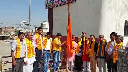ध्वजारोहण कर प्रतिमा पर माल्यार्पण किया