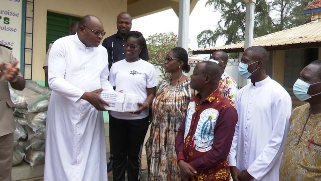 Société : Le Directeur général de la Lonaci lonaci remet des vivres aux chrétiens de Dimbokro