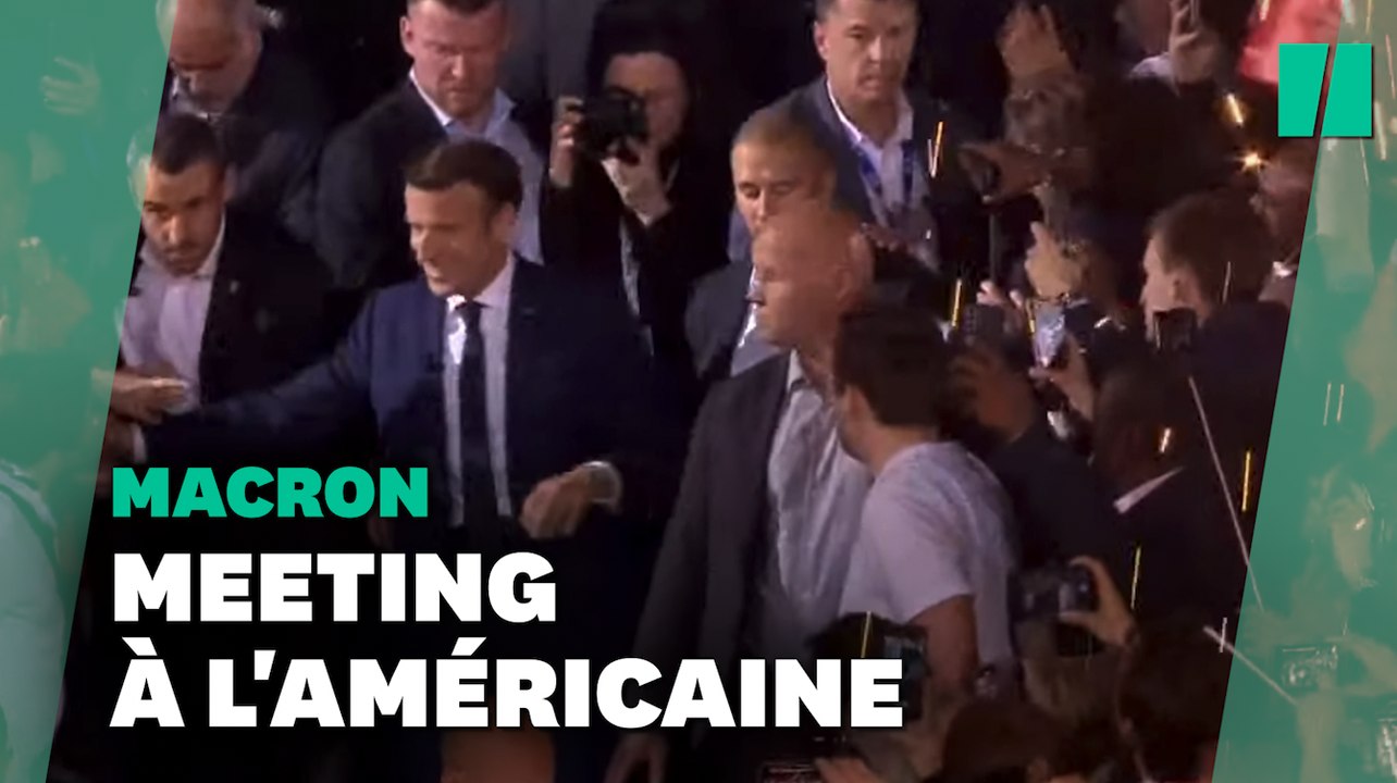 Ola, clapping, le speaker a joué l'ambiance de stade avant l'arrivée de Macron