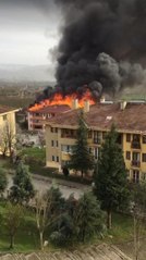 BİNANIN ÇATISINDAKİ İZOLASYON MALZEMELERİ TUTUŞTU 2 YARALI