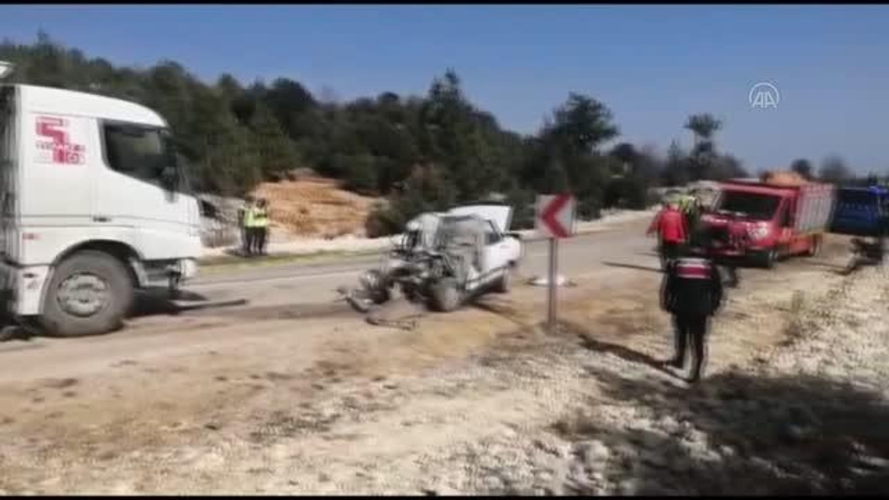 Son dakika haberi... Kamyonla otomobilin çarpışması sonucu bir kişi öldü