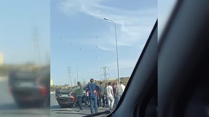 Takla atan otomobildeki iki kişi yaralandı