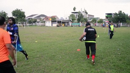 شاهد: إندونيسيون يتغلبون على الإعاقة بممارسة كرة القدم بساق واحدة