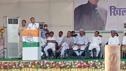 Скачать видео: ashok gehlot जब तक चुनाव थे महंगाई रोकी, अब कमर तोड़-गहलोत