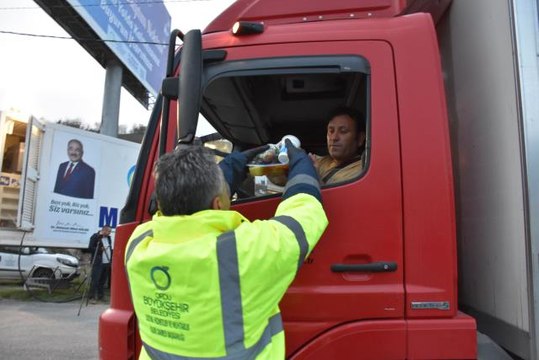 Karadeniz Sahil Yolu'nda seyreden yolculara iftar yemeği verildi