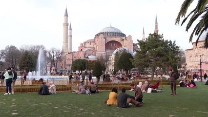 (Drone) Sultanahmet Meydanı, ramazanın ilk iftarı için gelenlerle doldu