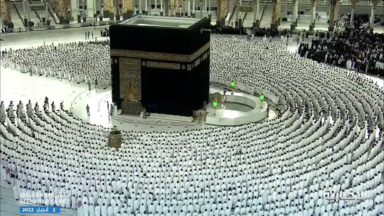 شاهد.. المصلون يؤدون صلاة التراويح بالمسجد الحر...