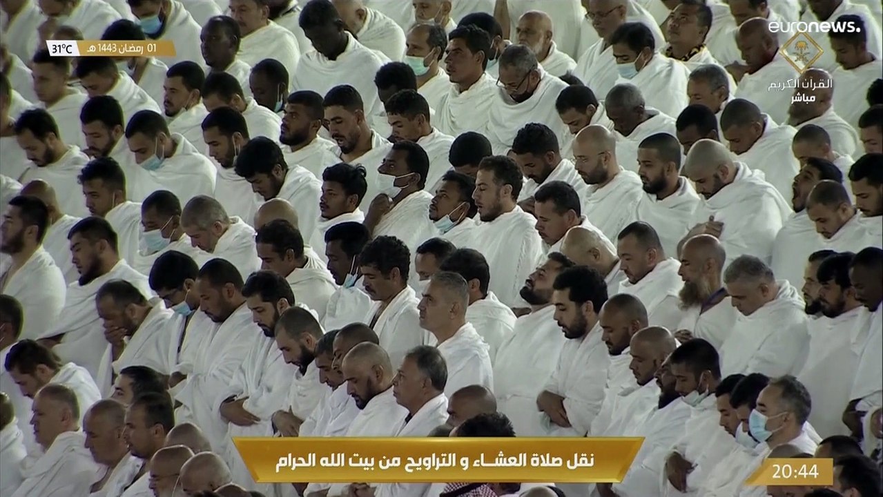 شاهد: المسلمون في السعودية يؤدون صلاة التراويح...