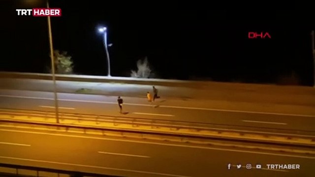 Trafiğe aldırış etmeden top oynadılar