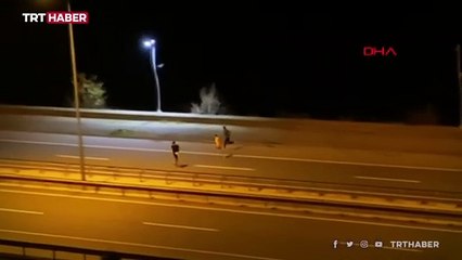 Trafiğe aldırış etmeden top oynadılar