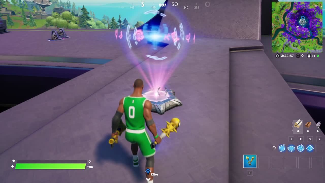 Fortnite, saison 7 : utiliser une dalle holographique extraterrestre au somment de l'ovni festif (défis Rift Tour)