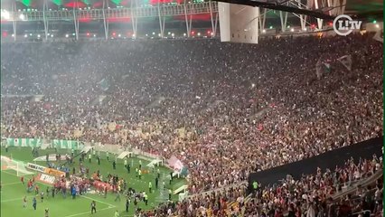 Tải video: Torcida do Fluminense faz a festa no Maracanã com o título do Carioca