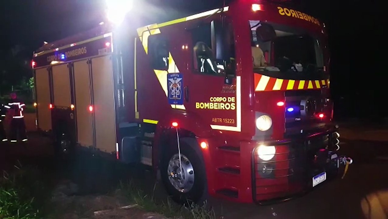 Carroceria de veículo é incendiada no Bairro Cascavel Velho e Corpo de Bombeiros é acionado