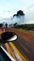 Carreta carregada com cigarros tomba e pega fogo na rodovia entre Iporã e Altônia