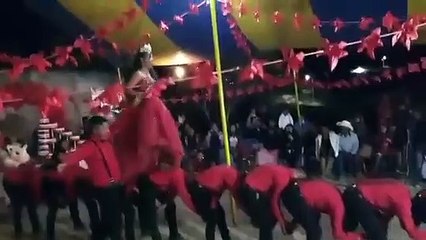 "Era de chambelanes, no de tapetes"; se viraliza momento en que quinceañera camina sobre sus bailarines