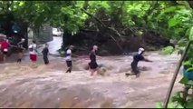 Trail des Anglais : Les coureurs traversent une rivière en crue