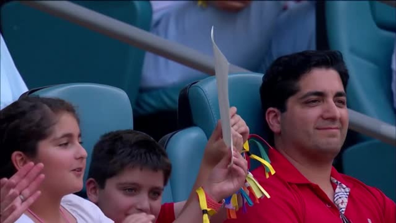 Highlights: Swiatek strahlt auch gegen Osaka