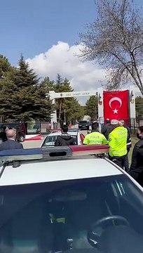 Selin Ciğerci ve Gökhan Çıra lüks araçlı konvoyla kışladan ayrıldı