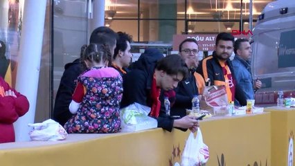 SPOR Oruçlu taraftarlar iftarlarını statta yaptı