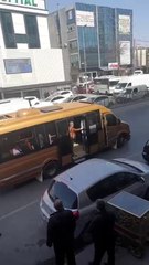 Minibüs şoförü kavga edip araç kovaladı, "Yavaş" diyen yolcuları küfür ederek kovdu
