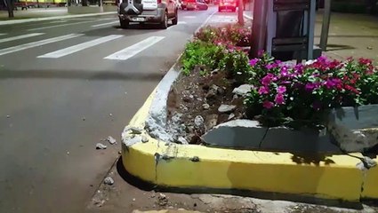 Condutora perde o controle e Honda Fit tomba na Avenida Brasil