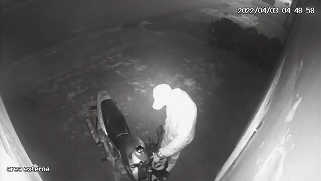 Câmera de segurança flagra ladrão furtando motocicleta Honda Twister de placa AMU-9947 no São Cristóvão
