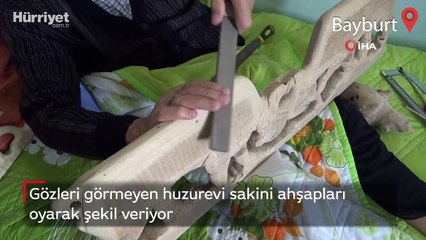 Gözleri görmeyen huzurevi sakini ahşapları oyarak şekil veriyor