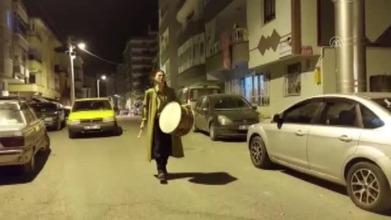 Kızılcahamam'da tiyatro oyuncusu davulcu vatandaşları manilerle sahura kaldırıyor