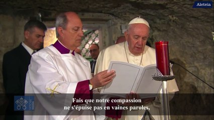 La prière du pape François devant la grotte de saint Paul