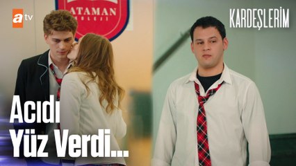 Harika, Emir'i öperken Oğulcan görüyor - Kardeşlerim 46. Bölüm