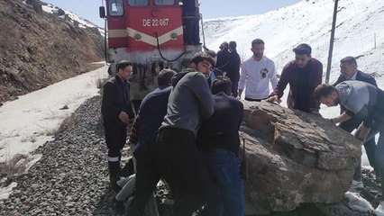 Ölümden döndüler! Doğu Ekspresi raylarına kaya düştü