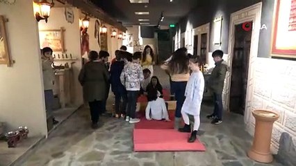 Bu müzeyi gezen öğrencilere ücretsiz saç bakımı yapılıyor