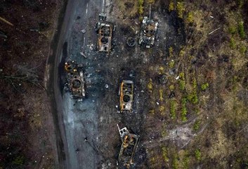 Irpin'de imha edilen Rus tankları görüntülendi