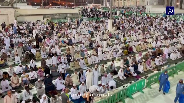 Worshippers pray in Masjid al-Haram as KSA drops social distancing