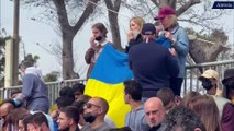 Fedeli ucraini si abbracciano alla Messa del Papa