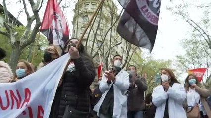 Video herunterladen: Miles de personas toman las calles de Barcelona en defensa de la sanidad pública