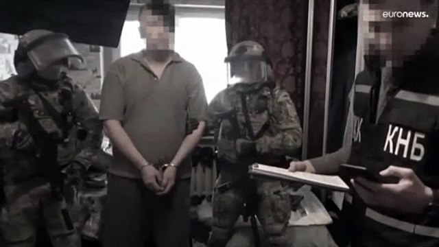 شاهد: لحظة توقيف عميل استخبارات أجنبية متهم بالتخطيط لاغتيال رئيس كازاخستان