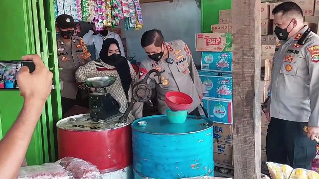 Kapolda Lampung Tinjau Ketersediaan dan Stabilitas Harga Minyak Goreng di Pasar Simpang Pematang