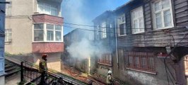 Fatih'te metruk binadaki yangın ahşap binaya sıçradı