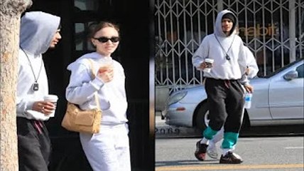 Lily Rose Depp en couple  sortie complice avec son chéri Yassine d@ns les rues de Los Angeles