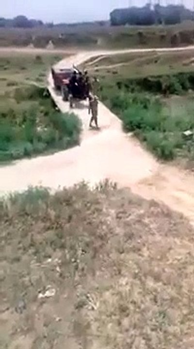 Il fait une roue arrière avec un tracteur