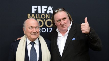 VOICI - Gérard Depardieu affiche son soutien à l'Ukraine en plein concert