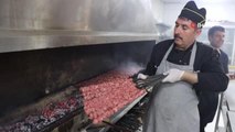 En kebap iftarlar Şanlıurfa'da... İhtiyaç sahibi ailelerin sofrasına her gün kebap gidiyor